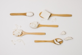 盛满果肉的木勺