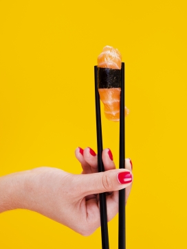 用筷子夹的紫菜三文鱼寿司