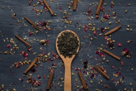 艺术摆盘的木勺香料