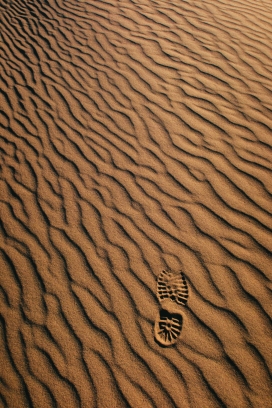 金色沙漠中的脚印