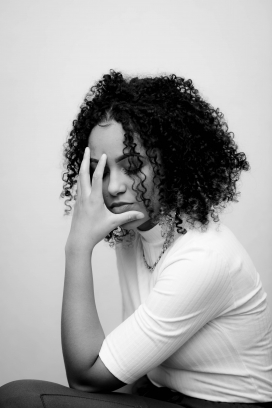 卷发女子黑白人像