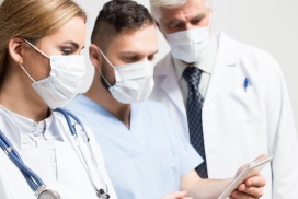 带口罩讨论的医生专家