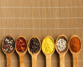 木勺中盛满的香料