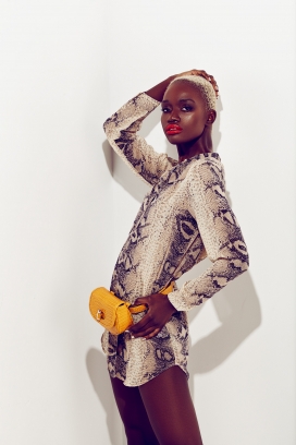 Divanita-美丽的短发黑女人