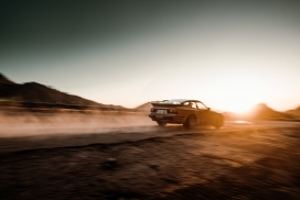 日落巡游复古车