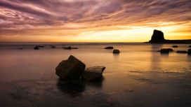 美丽的夕阳湖岩石