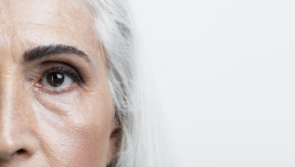 白发老奶奶的眼睛