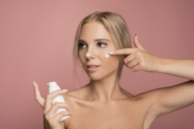 脸部涂抹面霜的金发美女