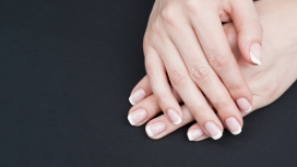 美丽时尚的白指甲手