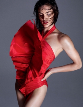阿列克西·卢博米尔斯基（Alexi Lubomirski）为西班牙《 Vogue》杂志拍摄度假华丽礼服