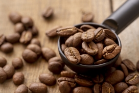 铁勺中的咖啡豆