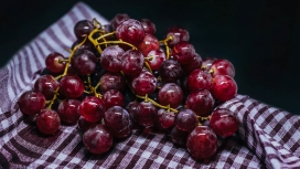 编织袋上晶莹剔透的红提