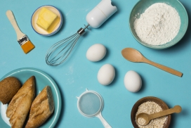 制作蛋糕的食材与工具现场