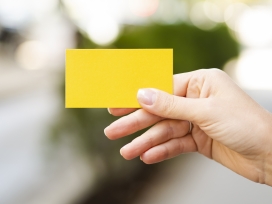 手拿黄颜色名片