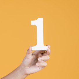 手持数字1的女子