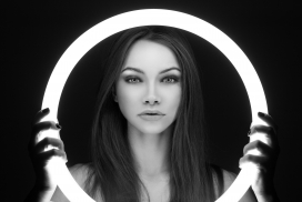 手握圆形LED灯泡的欧美女郎