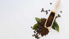 木勺咖啡粉与咖啡豆