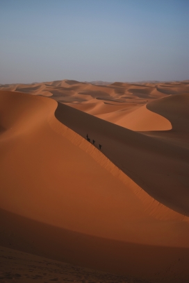 沙漠脊椎上的游客
