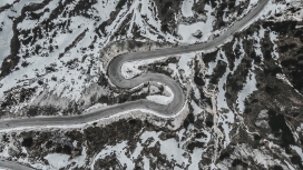 弯曲的冬季山路