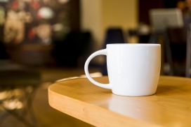 漂亮的白色水杯