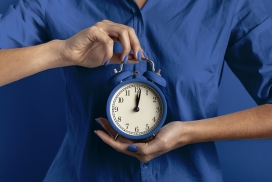 双手握住的闹钟