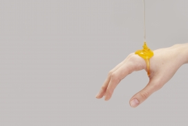 滴入蜂蜜的女性手