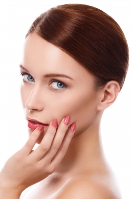 抚摸脸颊的护肤品女郎