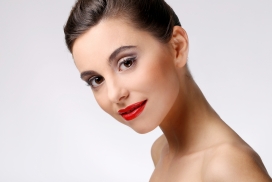 微笑的护肤品女郎