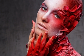 摸脸的彩色女子