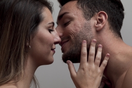 亲密摸脸动作的情侣