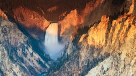 壮观的深山瀑布