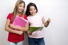 书中发现惊讶的2位学生