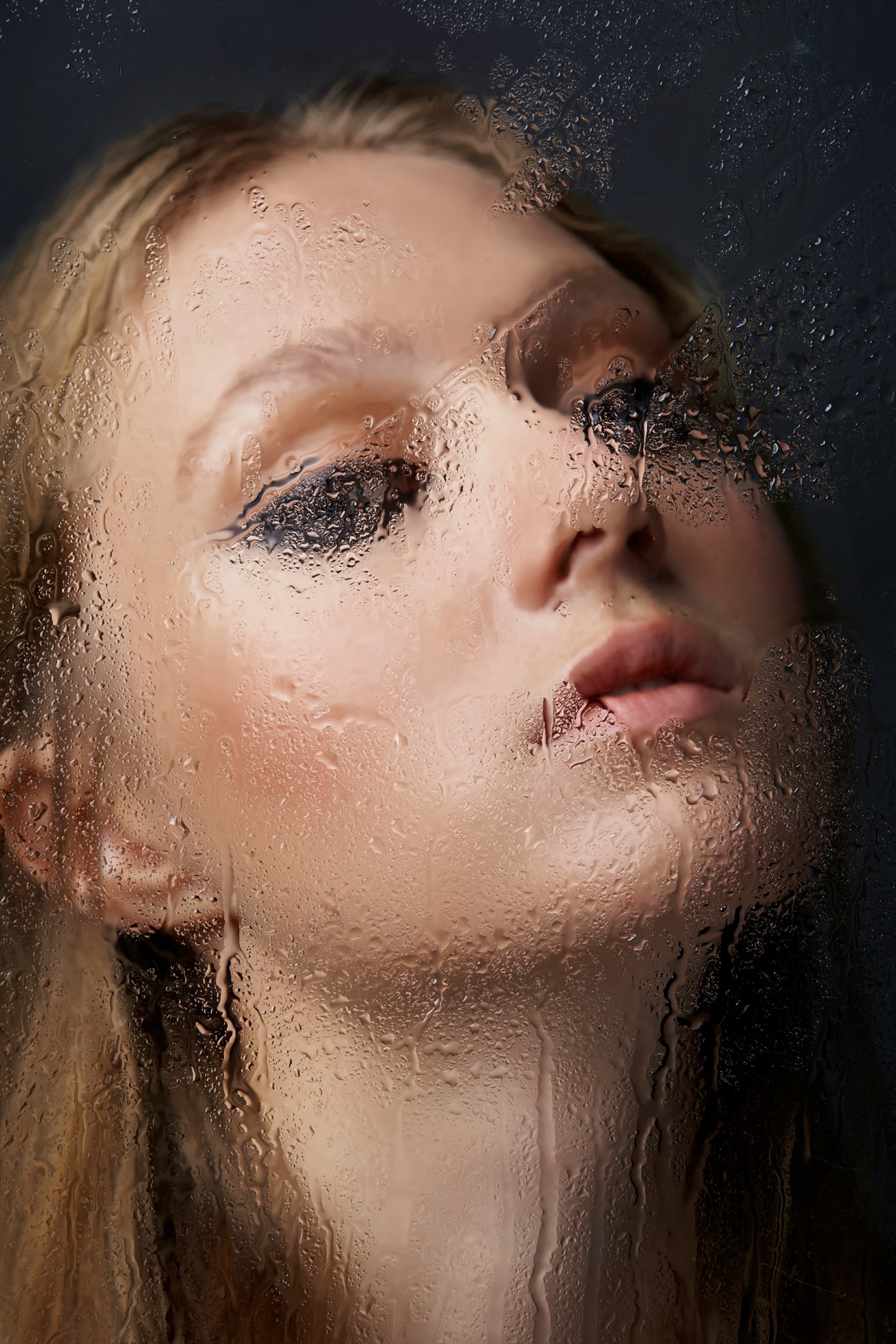 Drops-玻璃水后的女子封面大图