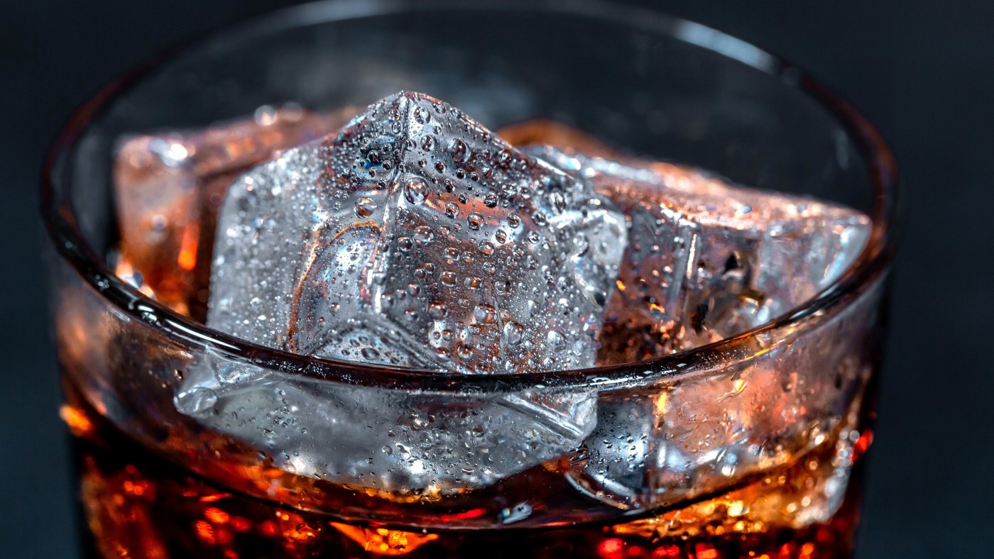 加了冰块的香槟图片