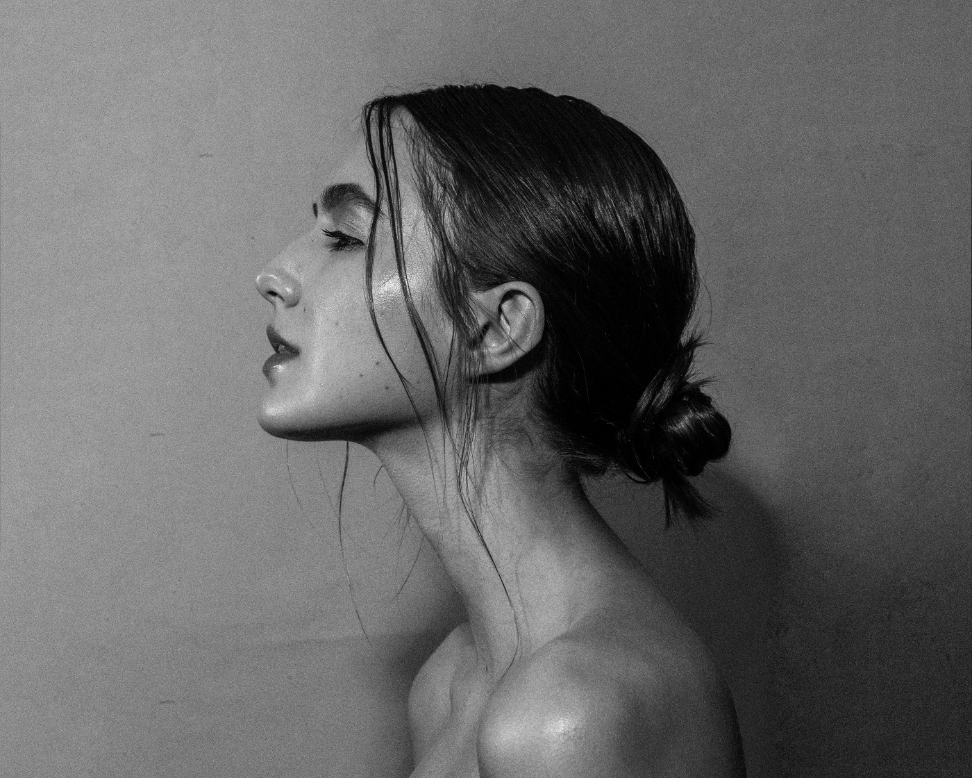 Nude-油光满面的女子封面大图