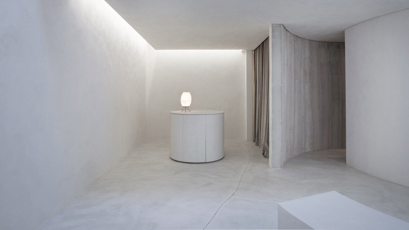 圣保罗地板开裂木材老化的鞋店封面大图