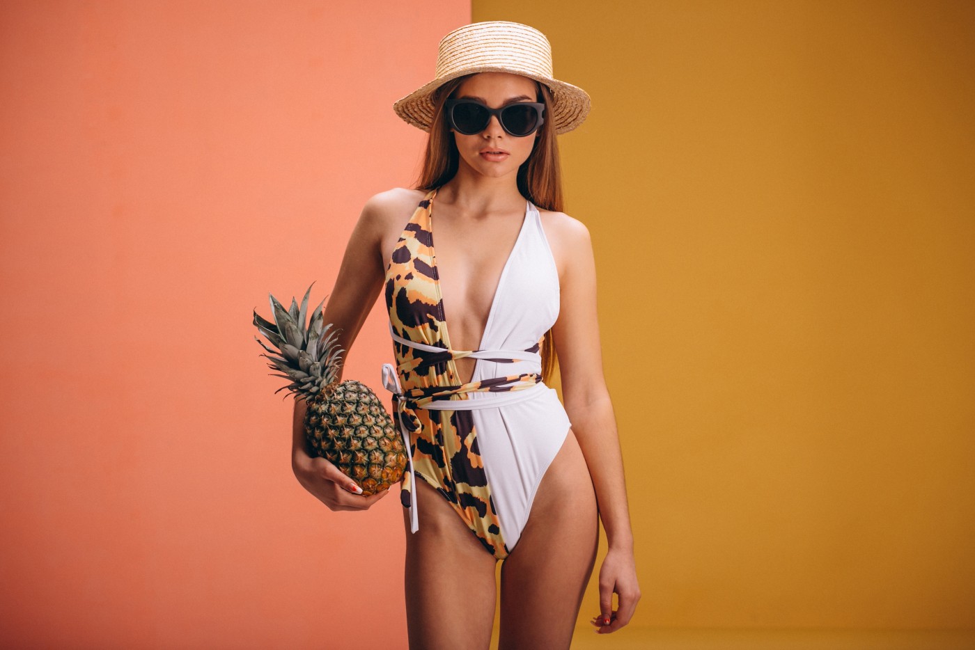 手捧菠萝的比基尼眼镜帽子女郎图片