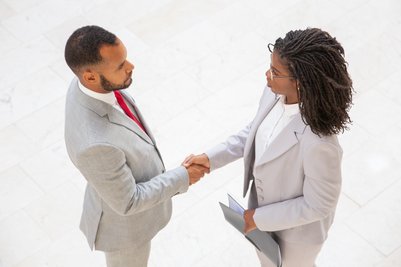 非洲人合作握手图片