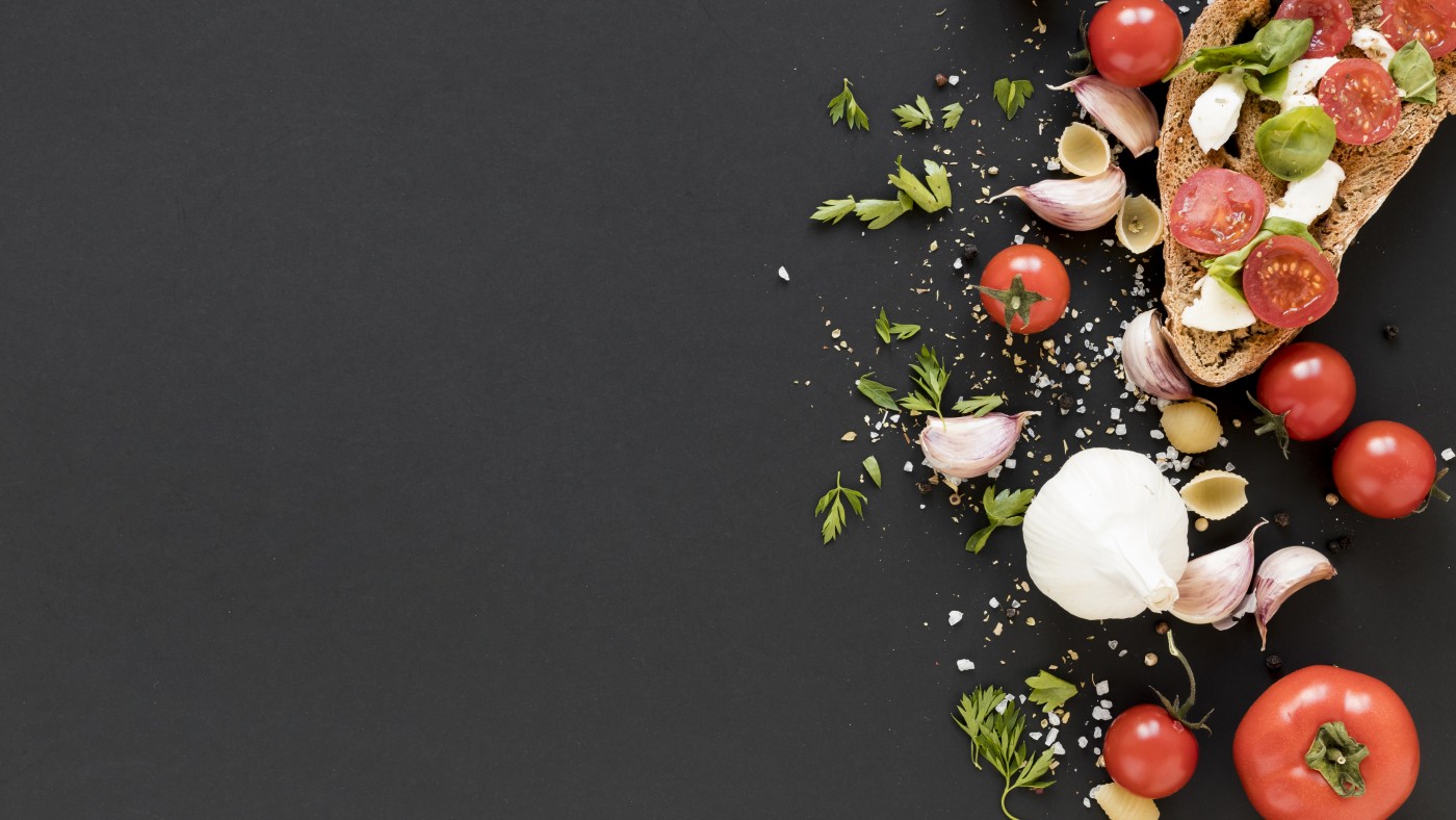 西红柿与大蒜碰撞图图片