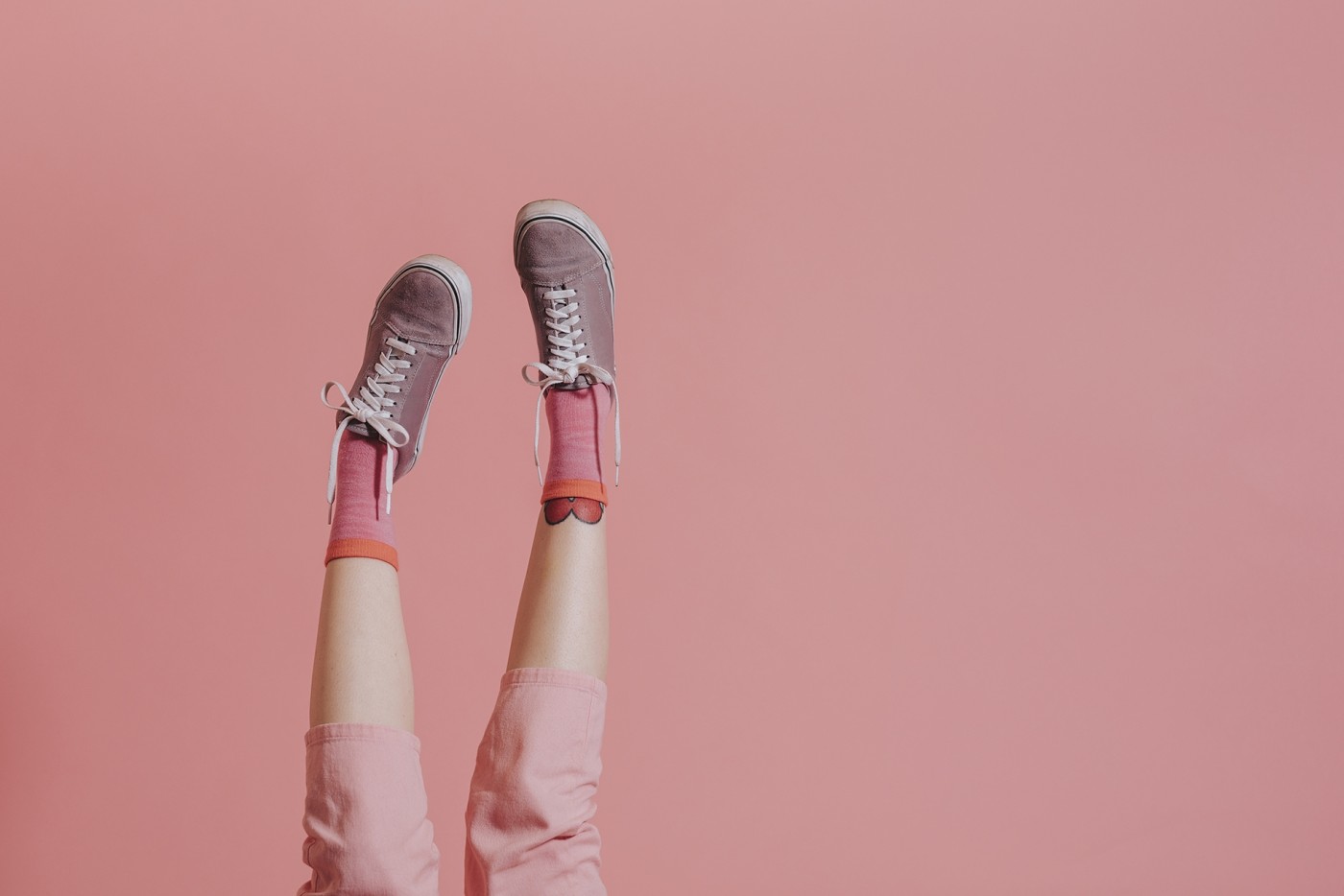 倒过来的女性腿脚图片