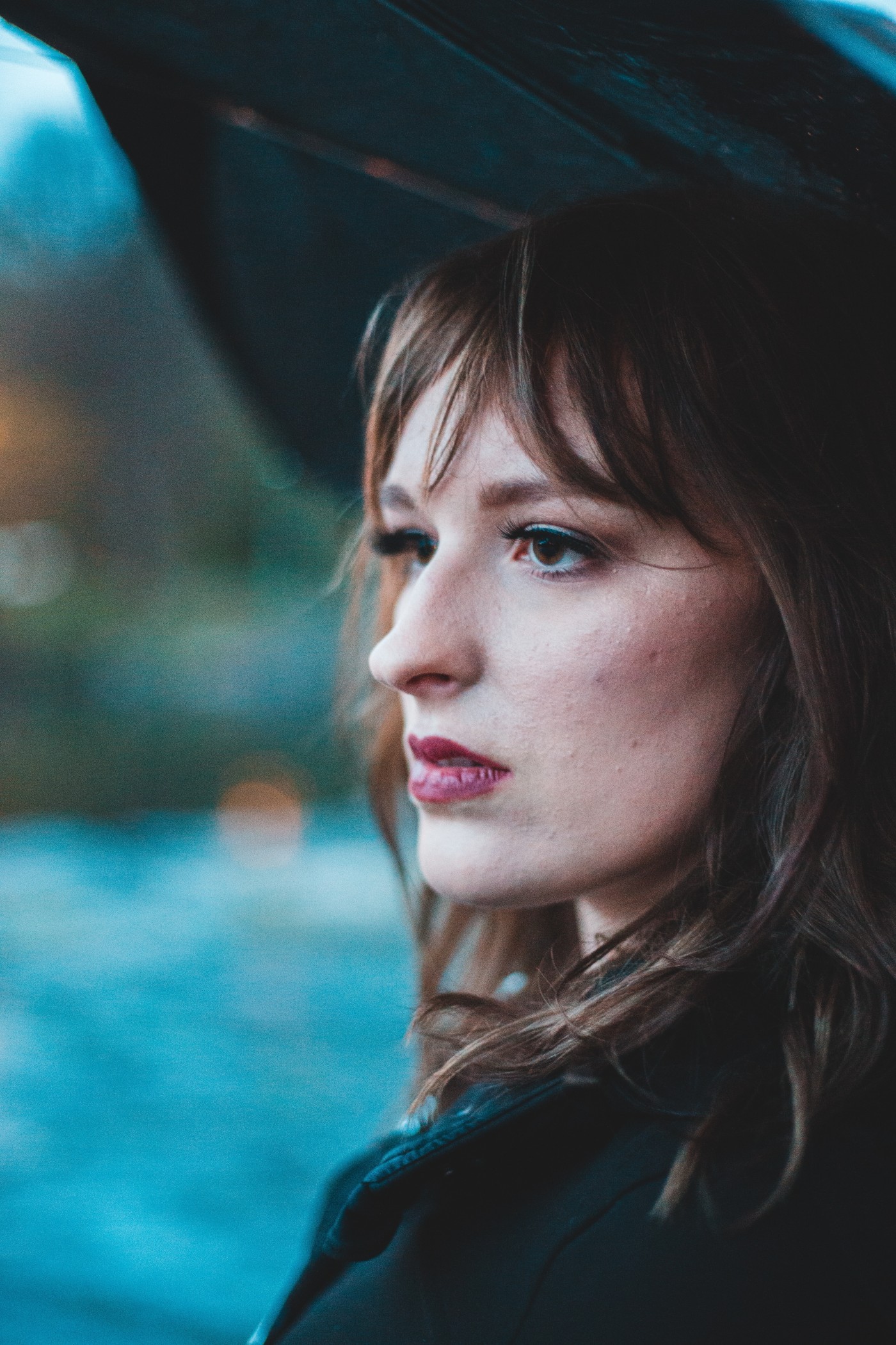 有故事打雨伞的沧桑女子图片