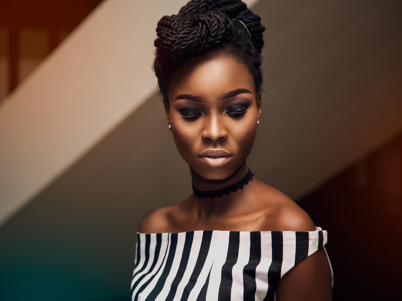 黑白条纹盘头非洲女子图片