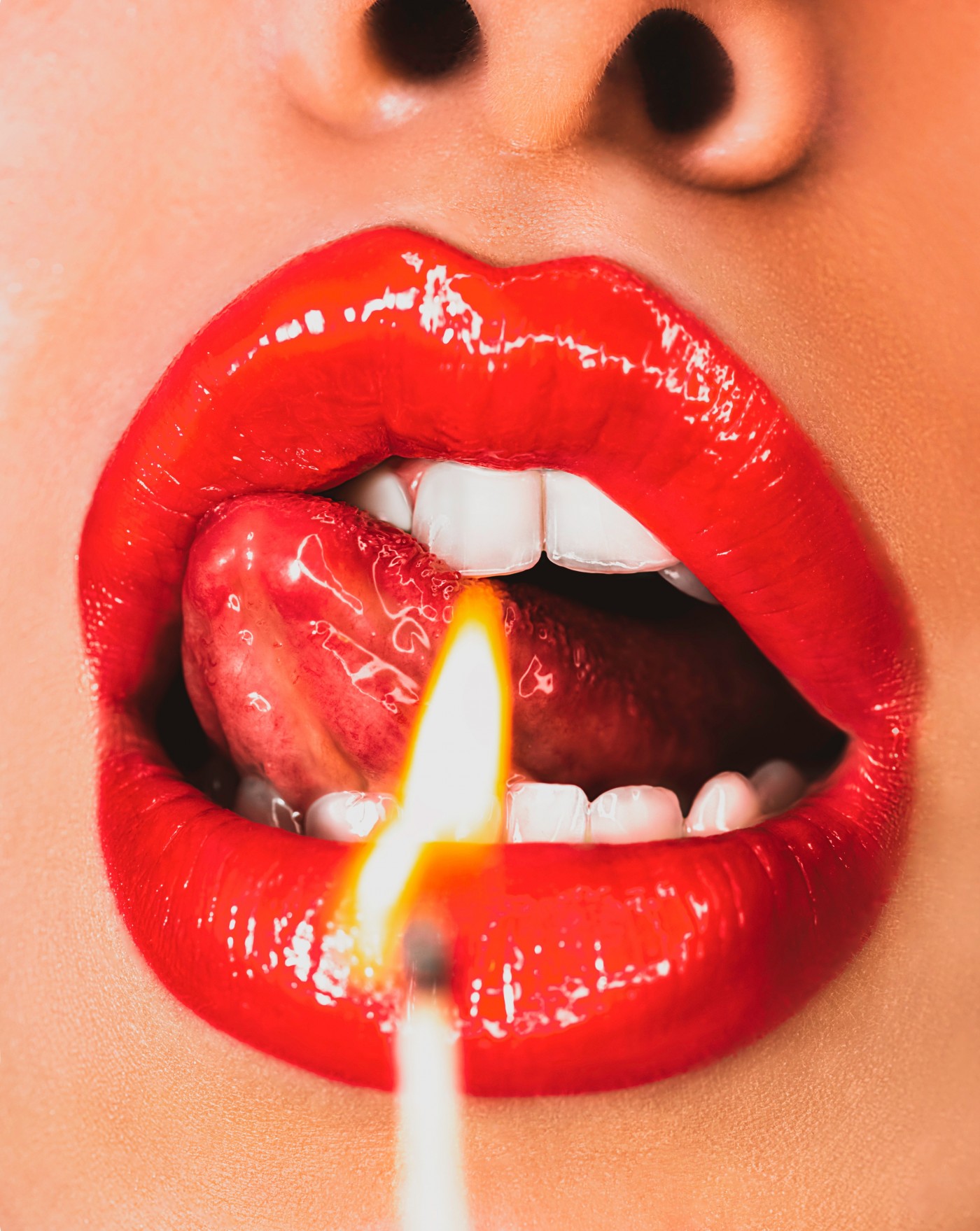 舔火柴的红嘴唇图片