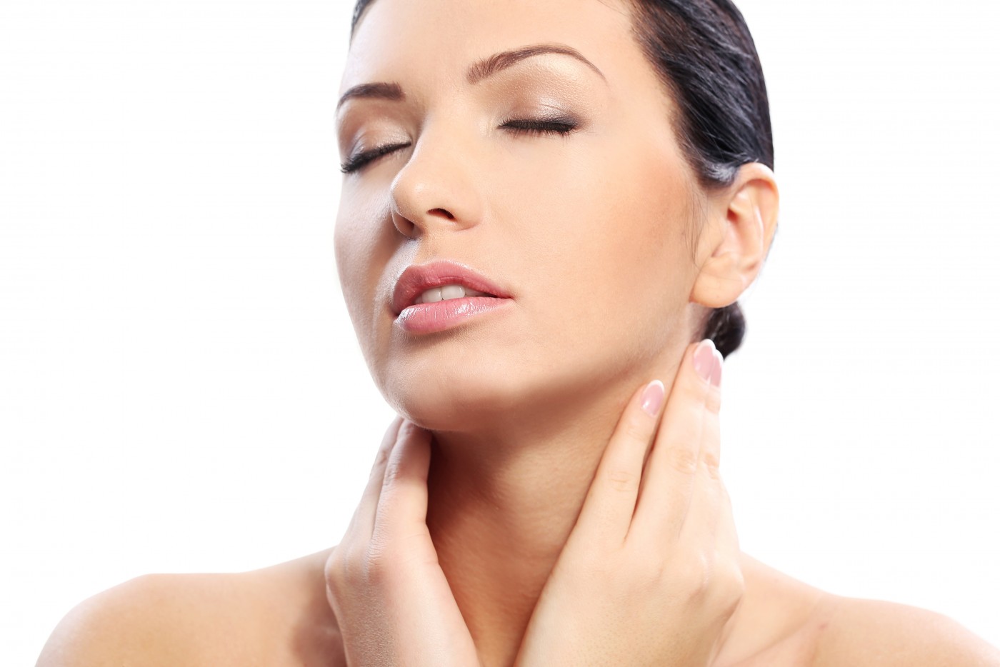 闭眼的护肤品女郎图片