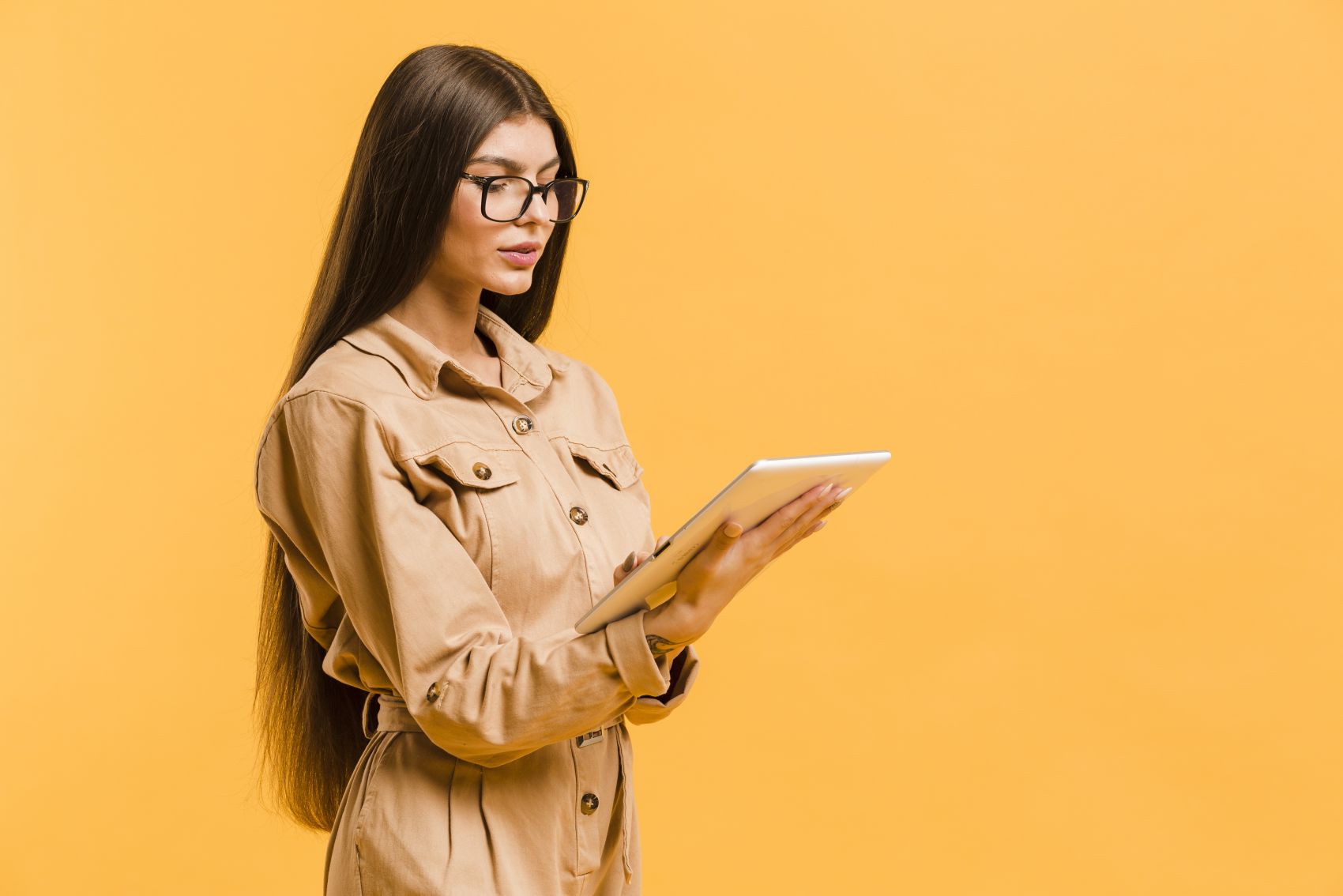 拿平板笔记本电脑看的长发眼镜女郎图片