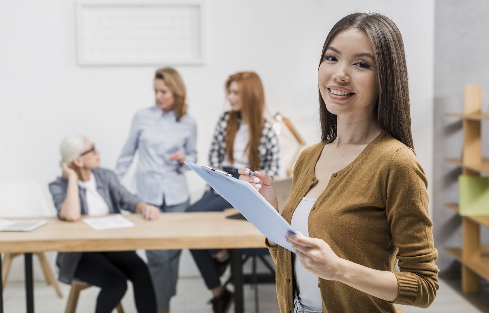 时尚的办公室职场女性图图片