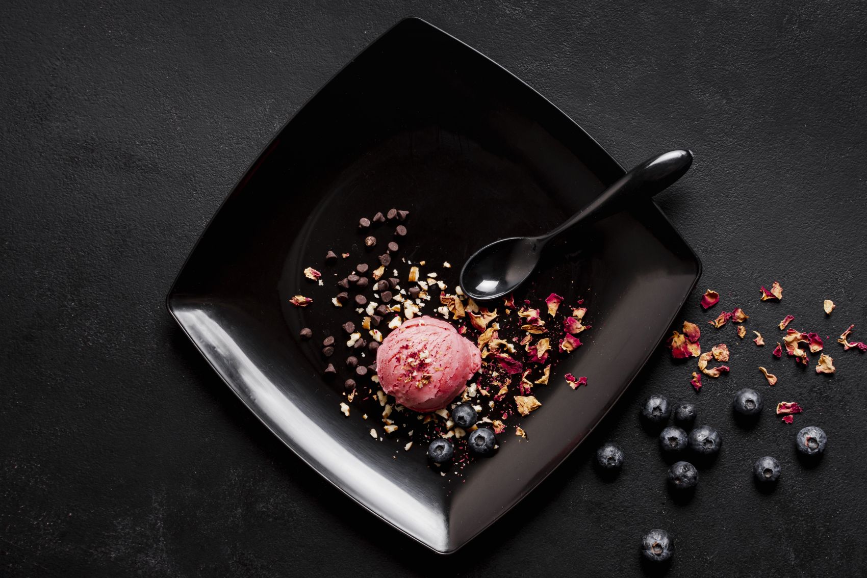 美味的蓝莓巧克力图片