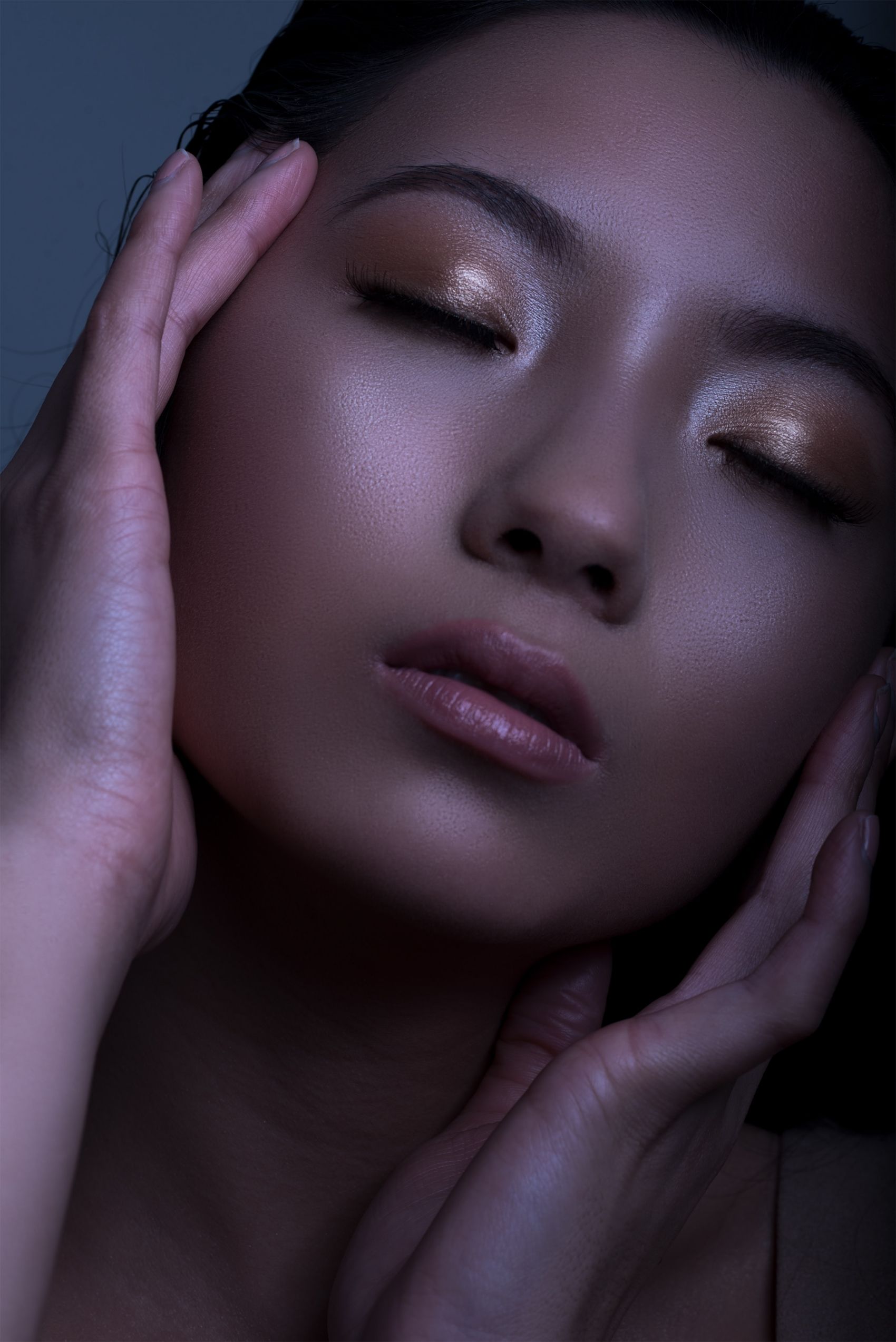 摸脸闭眼的美妆女郎图片