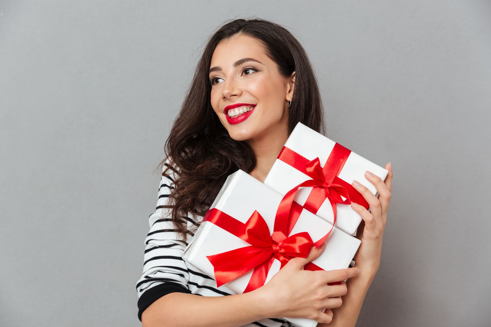 手捧礼盒微笑的女子图片