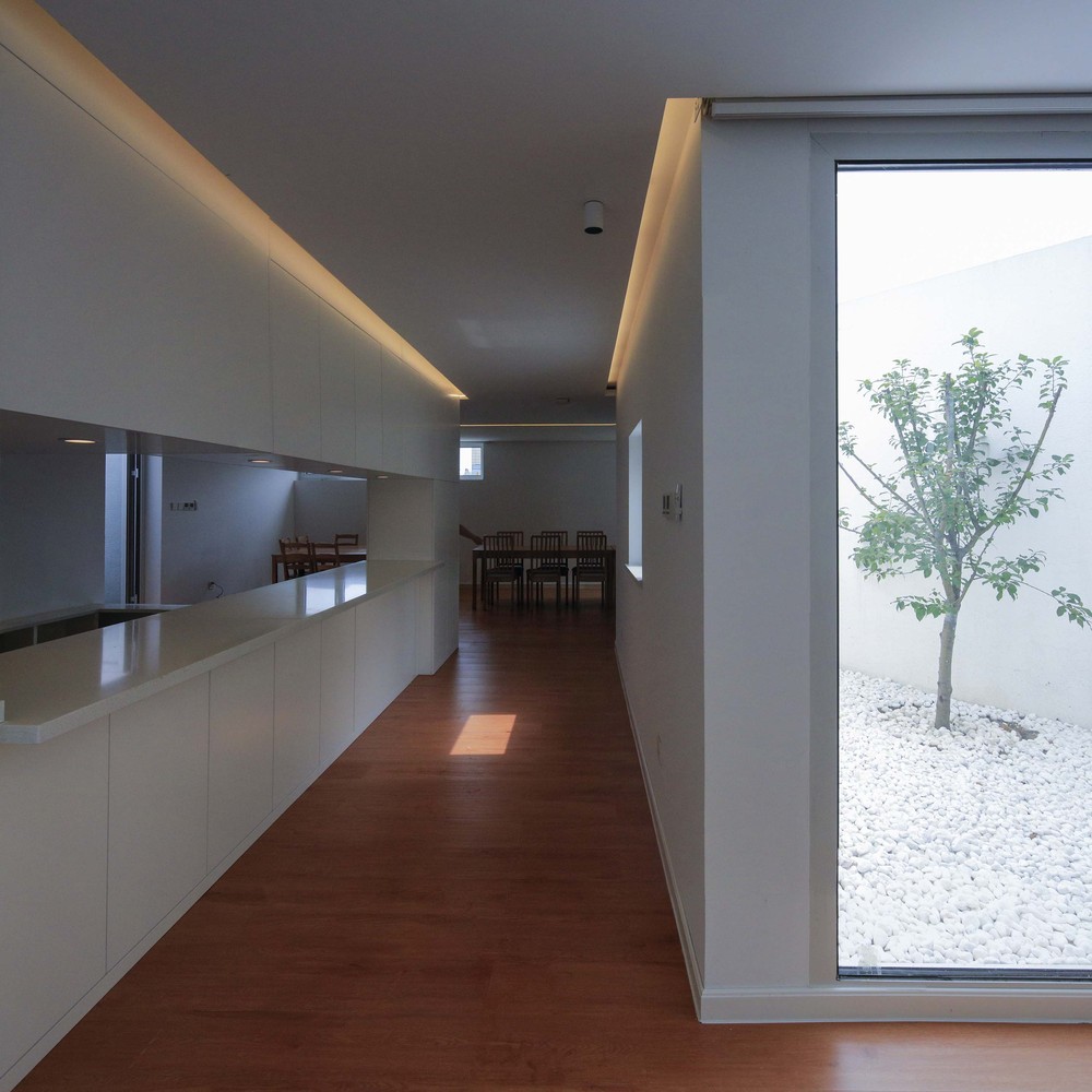 为了在屋顶上实现提升1米的做法,建筑需要建立一个新的平台。此平台结构对位生根于五层的柱梁结构之上,建筑体的结构在此平台上再按自身逻辑生根。